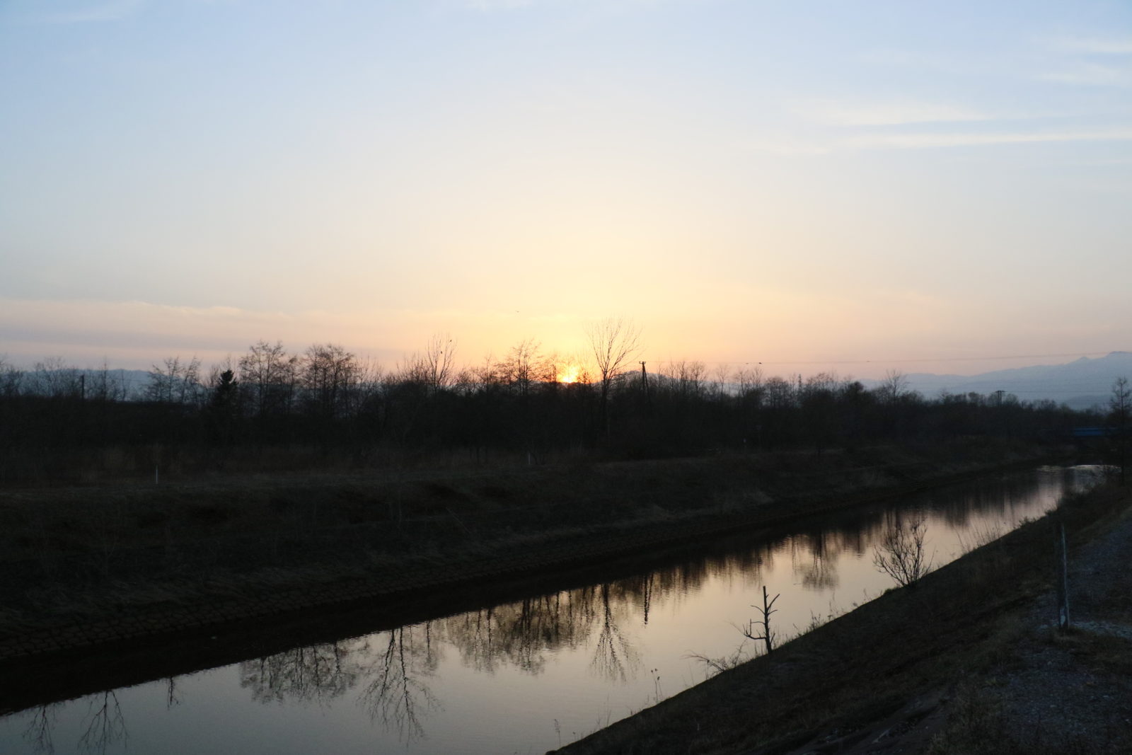 敷生川から見た夕日